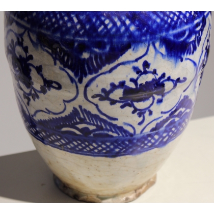 Vase iranien en céramique à décor bleu