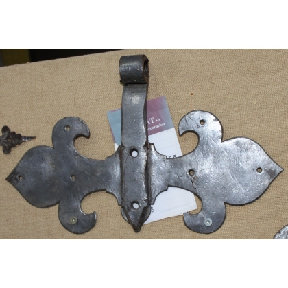 Pair of wrought-iron ‘Fleur de lys’ hinges