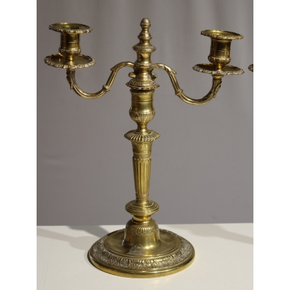 Paire de bougeoirs en bronze avec armoiries