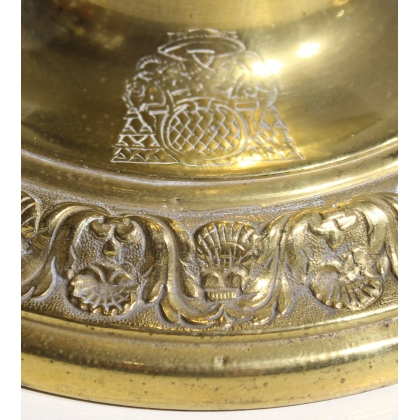 Paire de bougeoirs en bronze avec armoiries