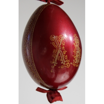 Red lacquered wooden egg "Sainte"