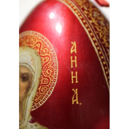 Red lacquered wooden egg "Sainte"