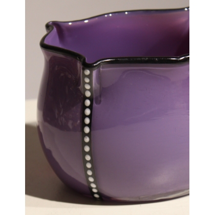 Coupe en verre violet et noir avec points blancs