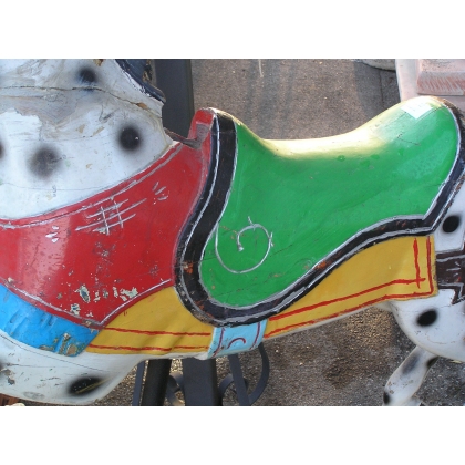 Cheval de manège peint.