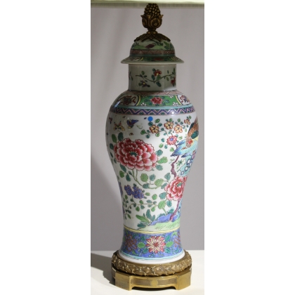 Vase décor d'oiseau en porcelaine monté en lampe