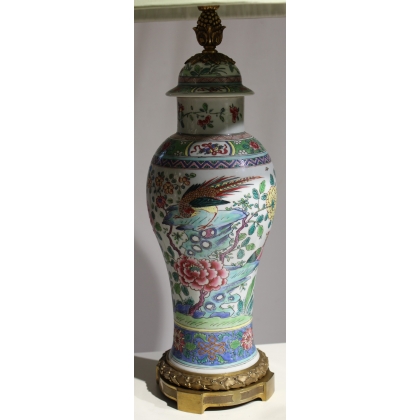 Vase décor d'oiseau en porcelaine monté en lampe