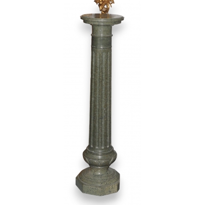 Colonne en marbre vert, fût cannelé