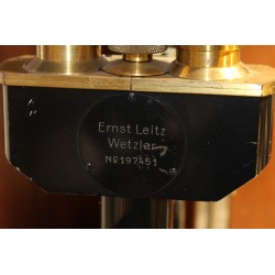 Microscope binoculaire par LEITZ avec plateau XY