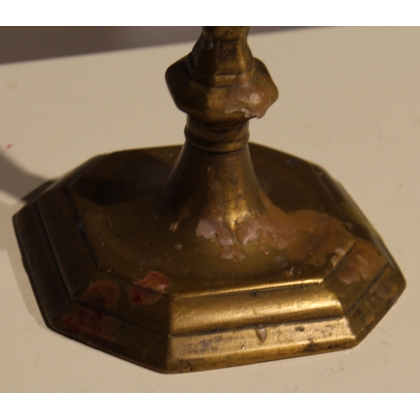 Regency-style candle holder with a curved shaft, in bronze
