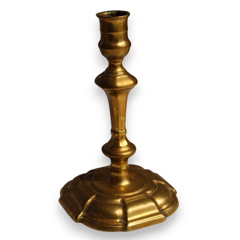 Regency-style candle holder with a curved shaft, in bronze