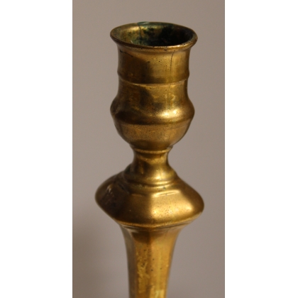 Regency-style candle holder with a curved shaft, in bronze
