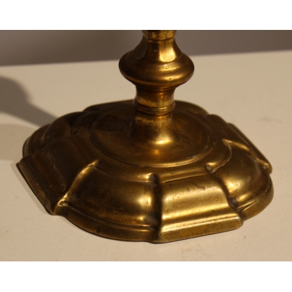 Regency-style candle holder with a curved shaft, in bronze