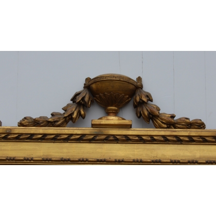 Trumeau en bois sculpté orné d'un médaillon peint
