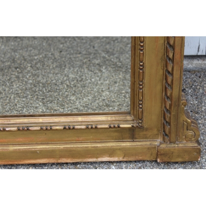 Trumeau en bois sculpté orné d'un médaillon peint