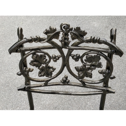 Chaise \"Lierre\" en fonte coloris vieux bronze