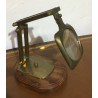 Loupe articulée en laiton sur un socle en bois
