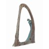 Femme se regardant dans le miroir en bronze