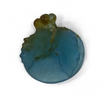 Pendentif en verre bleu signature fleurie DAUM