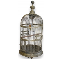 Cage à oiseaux en fer doré avec perroquet