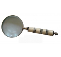 Loupe manche en corne rayée blanche et noire