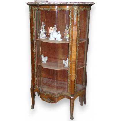 Louis XV display cabinet, bron