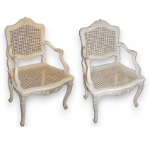 Paire de fauteuils Régence laqués et cannés.