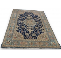 Tapis persan en laine fond bleu décor fleurs