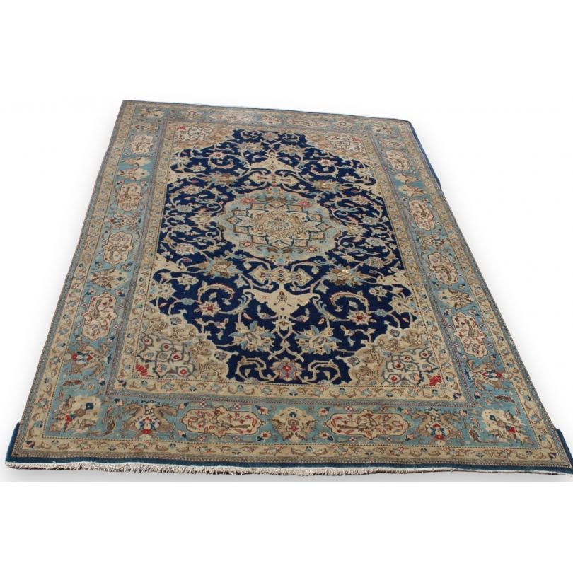 Tapis persan en laine fond bleu décor fleurs