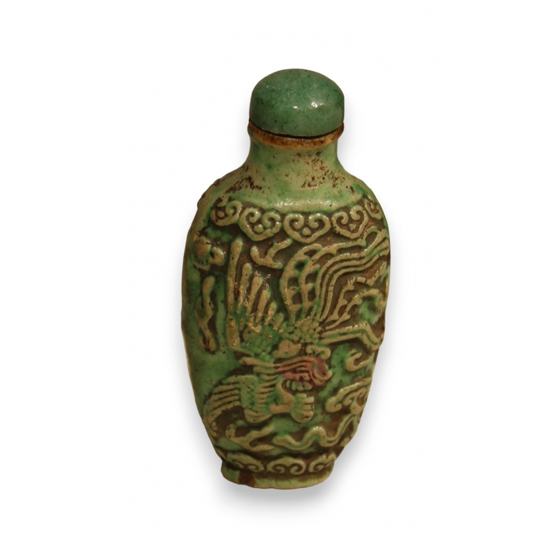 Green stoneware snuff bottle