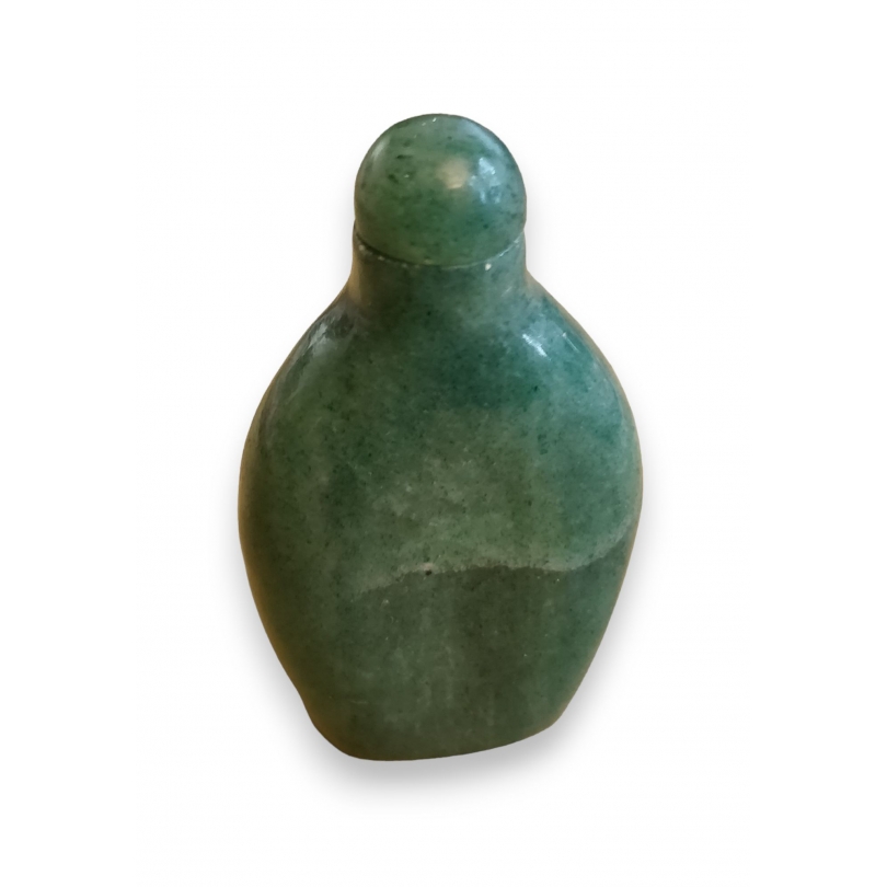 Green hardstone snuff bottle