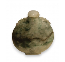 Snuff bottle en pierre dure verte à anses