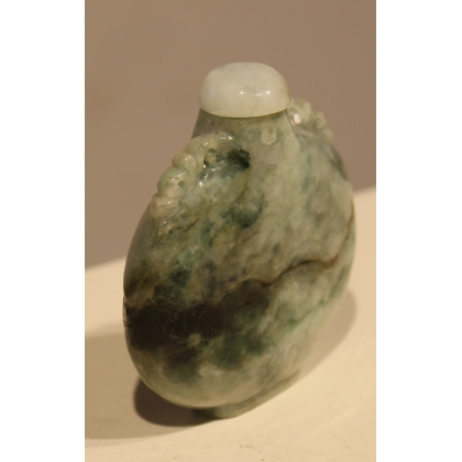Green hardstone snuff bottle with handles