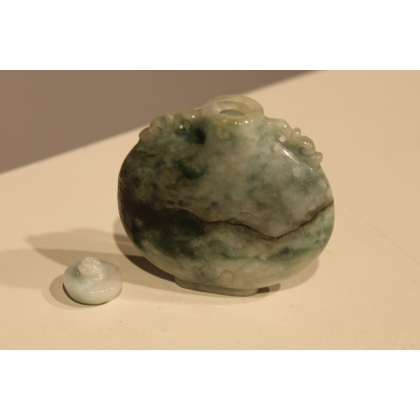 Green hardstone snuff bottle with handles