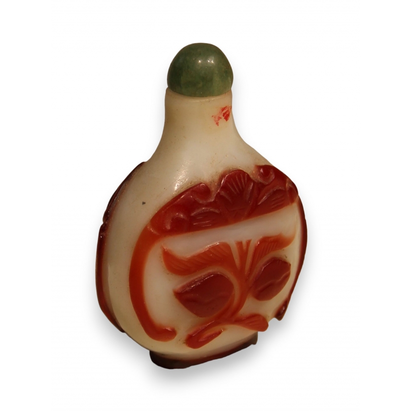 Red and white Canton glass snuff bottle