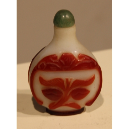 Red and white Canton glass snuff bottle