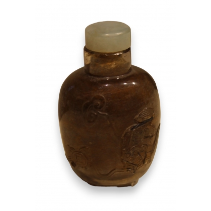 Snuff bottle en verre brun décor gravé \"Chiens\"