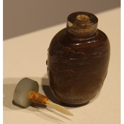 Brown glass snuff bottle with an engraved ‘Dogs’ design