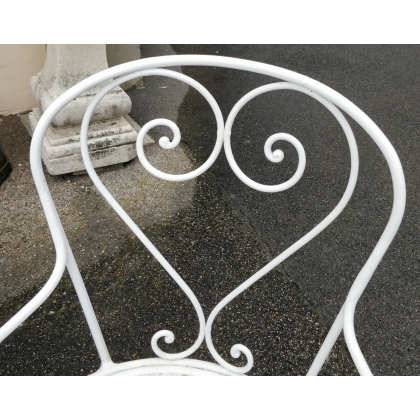 Fauteuil en fer forgé blanc, assise en cannage