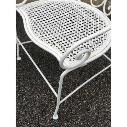 Fauteuil en fer forgé blanc, assise en cannage
