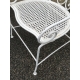 Fauteuil en fer forgé blanc, assise en cannage