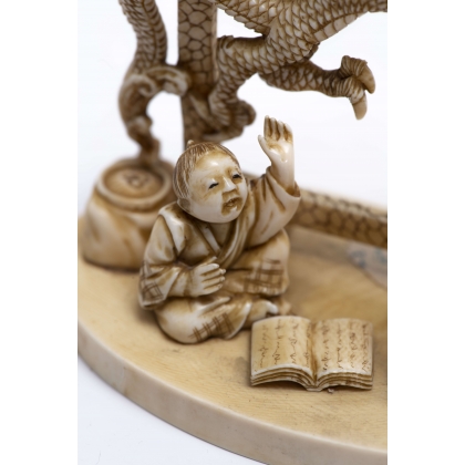 Okimono en ivoire représentant un dragon en vol