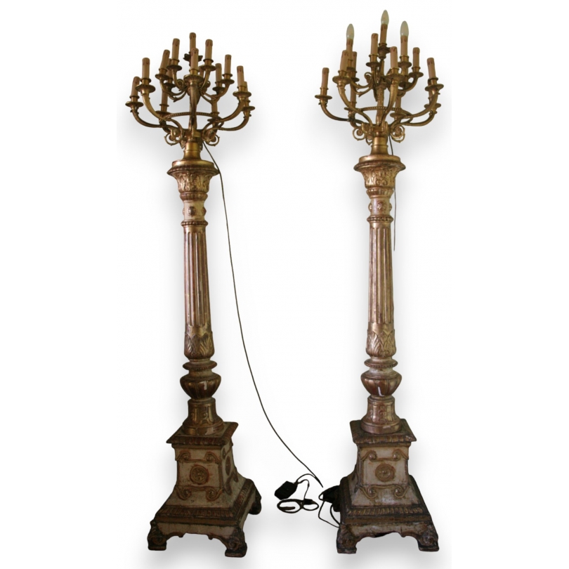 Paire de torchères en bois sculpté et bronze