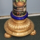 Colonne en porcelaine peinte, marbre et bronze