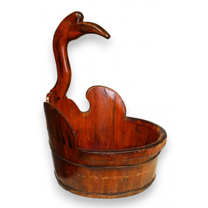 Egg basket in the shape of a crane