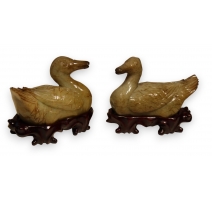 Paire de canards en pierre sculptée