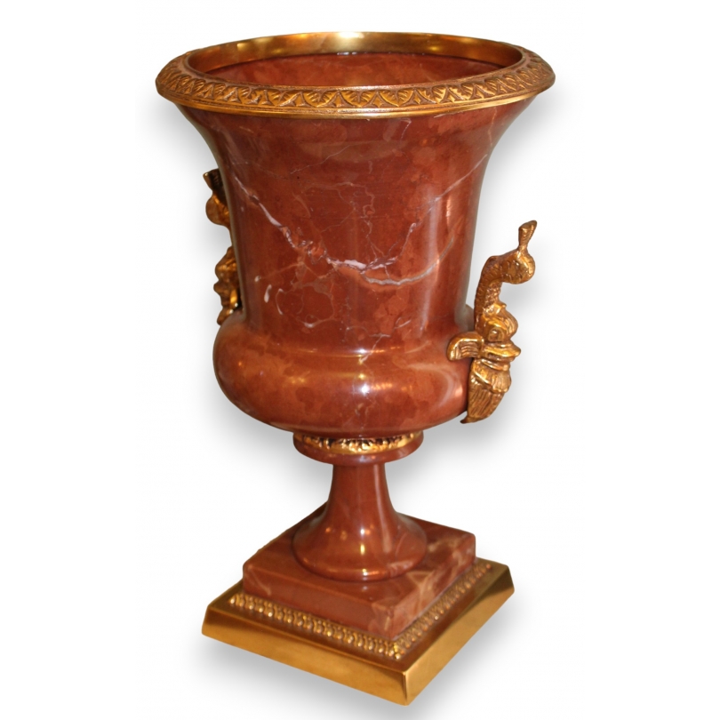 Vase en marbre brun avec bronzes dorés