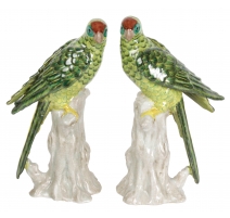 Paire de perroquets verts en porcelaine