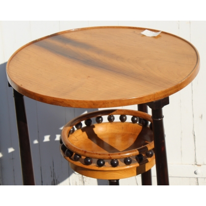 Mesa Imperio con tres patas en forma de columna negras. En Moinat SA - Antigüedades y decoración
