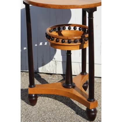 Mesa Imperio con tres patas en forma de columna negras. En Moinat SA - Antigüedades y decoración