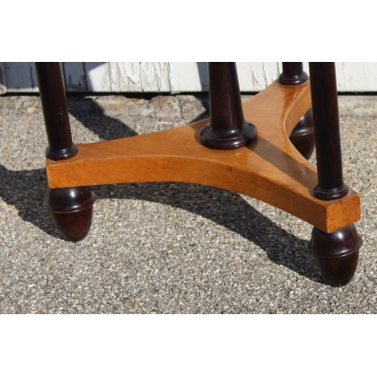 Mesa Imperio con tres patas en forma de columna negras. En Moinat SA - Antigüedades y decoración